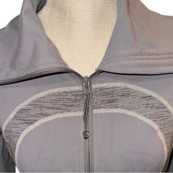 Lululemon In Stride Jacket
Fossil / Wee Are From Space Coal Fossil Size 6 - Picture 16 of 17